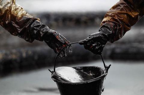 Впервые за четыре месяца цена на нефть опустилась ниже 55 долларов Впервые за четыре месяца цена на нефть опустилась ниже 55 долларов