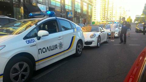 Киевские патрульные остановили блондинку на Porsche (ФОТО)