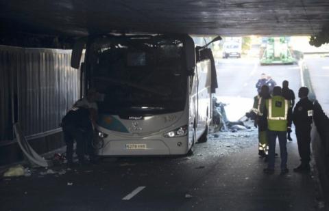 В одном из транспортных туннелей двухэтажному автобусу сорвало крышу  (ФОТО)