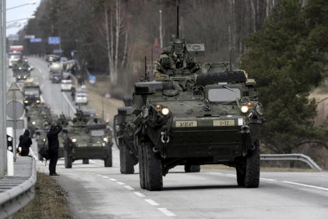 Осенью в Латвии начнут размещать тяжелое вооружение США Осенью в Латвии начнут размещать тяжелое вооружение США