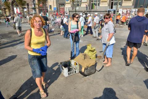 Киевляне почти полностью очистили Майдан от баррикад и палаток
