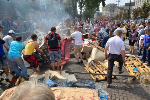 Киевляне почти полностью очистили Майдан от баррикад и палаток