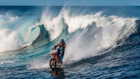 По морю как по суше: мотоциклист прокатился по волнам Тихого океана (Видео)