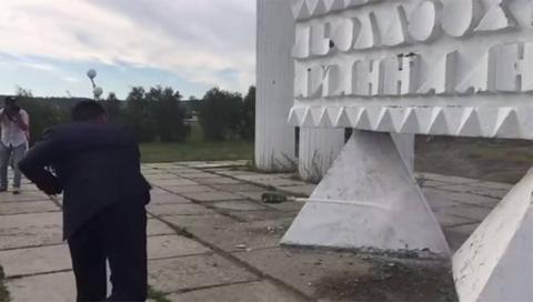 Курьезы: памятник отомстил жениху, бросившему бутылку шампанского (Видео)