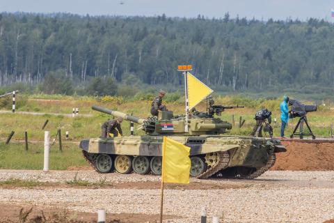 В России устроили гонки на танках (ВИДЕО)
