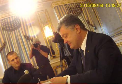 МВД опубликовало видео подписания закона о полиции (ВИДЕО) МВД опубликовало видео подписания закона о полиции (ВИДЕО)