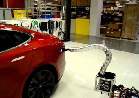 Tesla показала стальную змею, подключающую автомобиль к розетке (Видео) Tesla показала стальную змею, подключающую автомобиль к розетке (Видео)