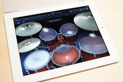 iPad-барабанщик вызвал на баттл реального ударника (Видео) iPad-барабанщик вызвал на баттл реального ударника (Видео)