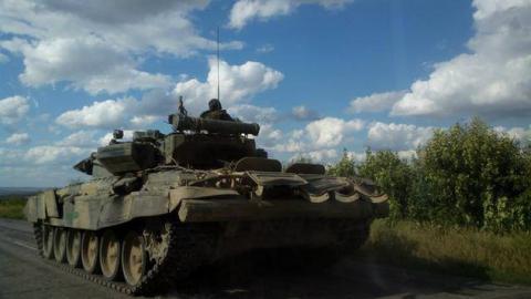 Возле Луганска заметили российские танки (ФОТО) Возле Луганска заметили российские танки (ФОТО)