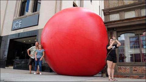 Гигантский красный шар «сбежал» с выставки (ВИДЕО)