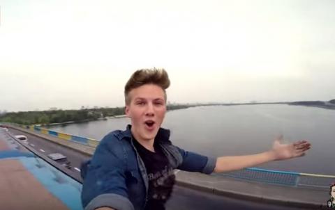 Житель столицы прокатился на крыше вагона метро (ВИДЕО) Житель столицы прокатился на крыше вагона метро (ВИДЕО)