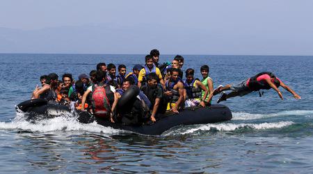 Греческая береговая охрана подбирает в море людей сотнями