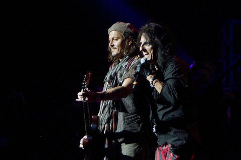 Джек Воробей и хор ветеранов. Дебютный альбом от The Hollywood Vampires Джек Воробей и хор ветеранов. Дебютный альбом от The Hollywood Vampires