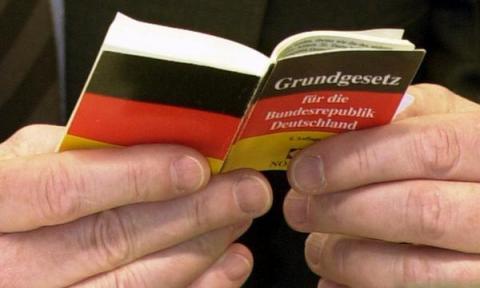 В Германии возможно изменят конституцию из-за беженцев В Германии возможно изменят конституцию из-за беженцев
