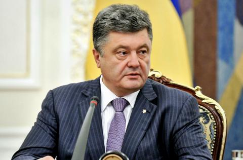 Порошенко исключил внесение изменений в Конституцию при боях в Донбассе Порошенко исключил внесение изменений в Конституцию при боях в Донбассе
