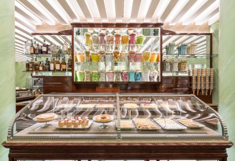 У Prada открылась первая кондитерская в Милане (ФОТО) У Prada открылась первая кондитерская в Милане (ФОТО)