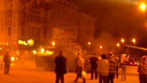 В центре Донецка появились танки (ВИДЕО) В центре Донецка появились танки (ВИДЕО)