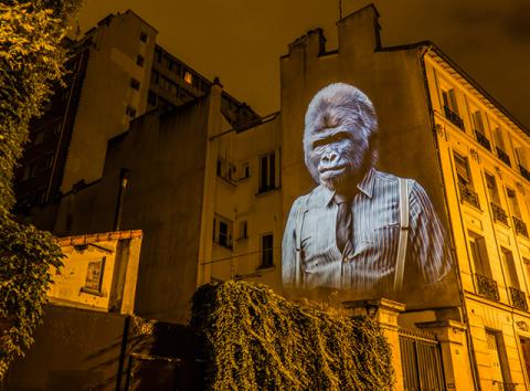 На улицах Парижа появились светящиеся "животные" (ФОТО)
