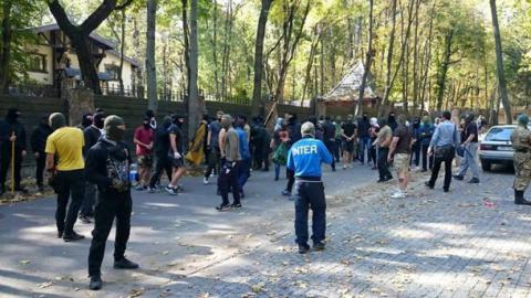 Харьковский особняк Добкина окружили неизвестные (ФОТО) Харьковский особняк Добкина окружили неизвестные (ФОТО)