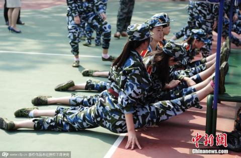 Такое возможно только в Китае: как балерин учат военному делу (ФОТО)