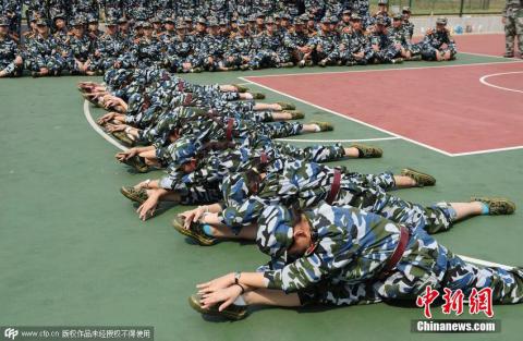 Такое возможно только в Китае: как балерин учат военному делу (ФОТО)