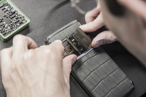 Новый телефон Vertu ручной работы обойдется в $11 тысяч Новый телефон Vertu ручной работы обойдется в $11 тысяч
