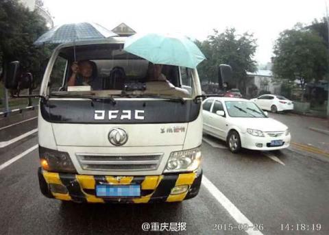 Оригинально. Что используют китайские автомобилисты вместо лобового стекла (ФОТО)