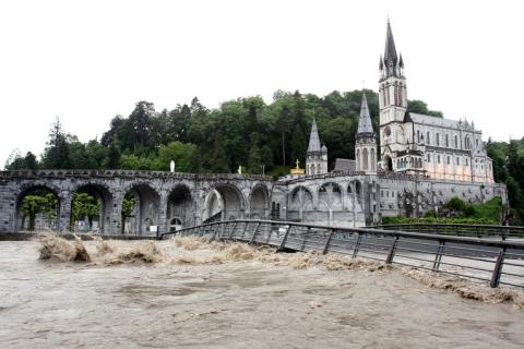 Во Франции 12 человек стали жертвами наводнения Во Франции 12 человек стали жертвами наводнения