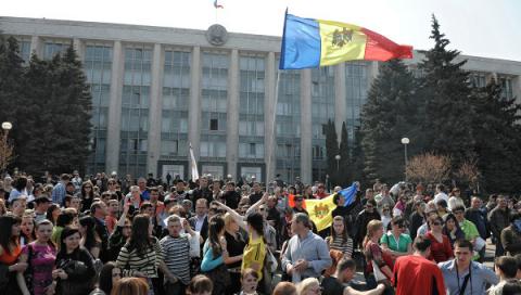 В Кишиневе на митинг собрались около трех тысяч человек В Кишиневе на митинг собрались около трех тысяч человек