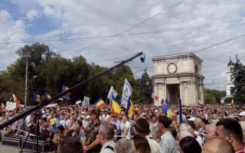 В Кишиневе митинг обернулся стычками протестующих с полицией В Кишиневе митинг обернулся стычками протестующих с полицией