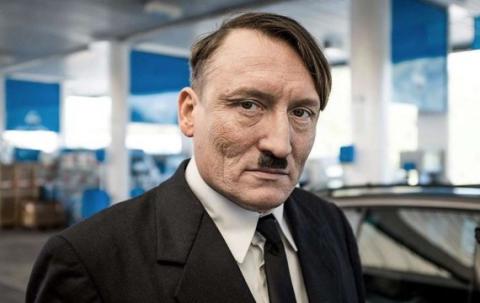 Актер в образе Гитлера ездил по Германии