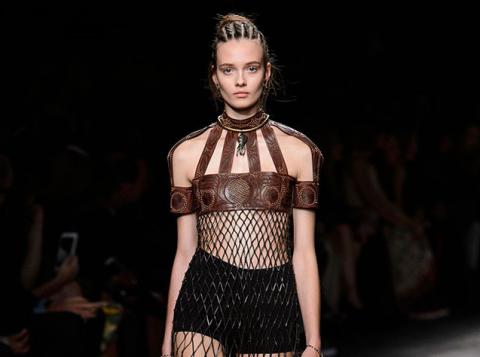 Дизайнеров Valentino обвинили в краже африканских традиций (ФОТО) Дизайнеров Valentino обвинили в краже африканских традиций (ФОТО)