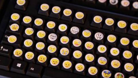 Британец построил гигантскую Emoji-клавиатуру (ВИДЕО) Британец построил гигантскую Emoji-клавиатуру (ВИДЕО)