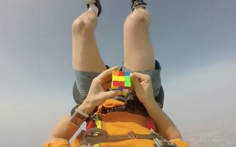 Парашютист собрал кубик Рубика в свободном падении (ВИДЕО)