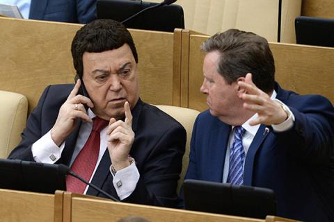 В РФ заставили чиновников отвечать за иностранные награды В РФ заставили чиновников отвечать за иностранные награды