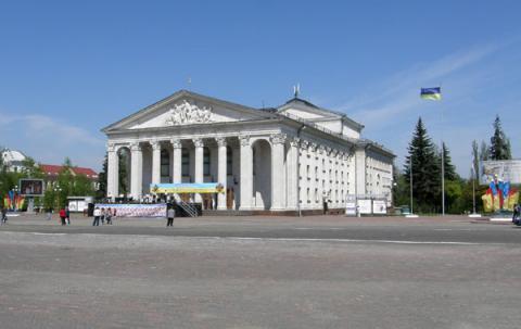 В Чернигове на Красной площади политики не поделили место «под солнцем» (ВИДЕО) В Чернигове на Красной площади политики не поделили место «под солнцем» (ВИДЕО)
