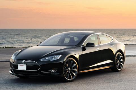 Автомобиль Tesla нарушает правила дорожного движения (ВИДЕО) Автомобиль Tesla нарушает правила дорожного движения (ВИДЕО)