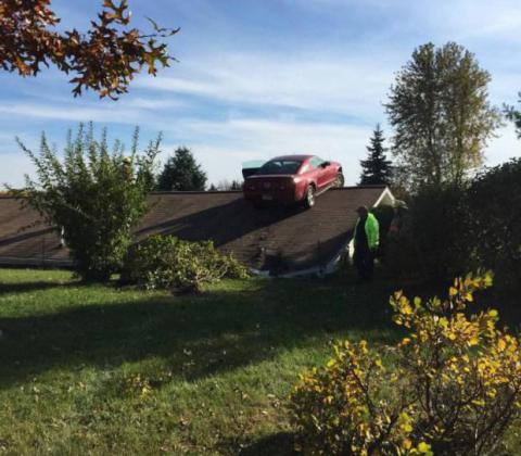 В США на крышу одного из домов заехал автомобиль (ФОТО+ВИДЕО)