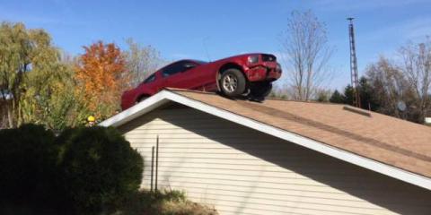 В США на крышу одного из домов заехал автомобиль (ФОТО+ВИДЕО)