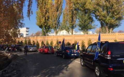 Автомобили "Автомайдана" возле особняка Порошенко требуют освобождения Шокина Автомобили "Автомайдана" возле особняка Порошенко требуют освобождения Шокина