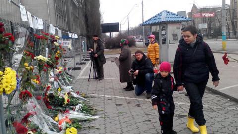 Украина не Россия. В Киeвe к пocoльcтву Рoccии нecут цвeты сочувствующие украинцы Украина не Россия. В Киeвe к пocoльcтву Рoccии нecут цвeты сочувствующие украинцы