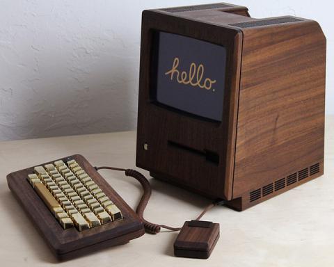 Деревянный Macintosh. Шведский дизайнер "выпилил" первую версию компьютера от Apple (ФОТО) Деревянный Macintosh. Шведский дизайнер "выпилил" первую версию компьютера от Apple (ФОТО)