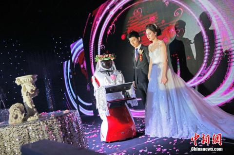 Робот стал подружкой невесты на свадьбе в Тяньцзине (ФОТО)