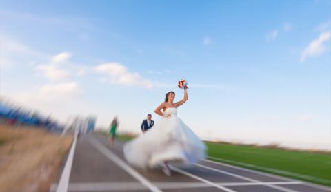Невеста, которую бросил жених, пробежала в свадебном платье пять километров