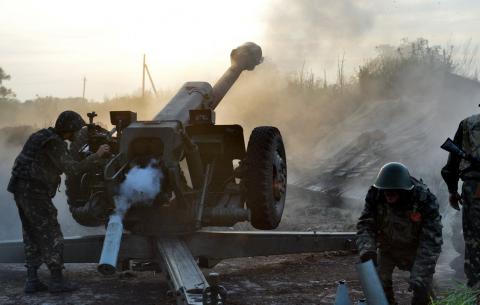 Боевики продолжают обстреливать украинские позиции Боевики продолжают обстреливать украинские позиции