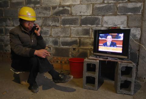 Околдованы телевидением: как смотрят телевизор в разных уголках мира (ФОТО)