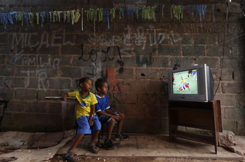 Околдованы телевидением: как смотрят телевизор в разных уголках мира (ФОТО)