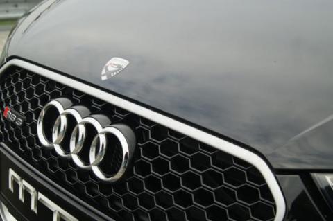 Audi RS3 предстала в новом обличии (ФОТО) Audi RS3 предстала в новом обличии (ФОТО)