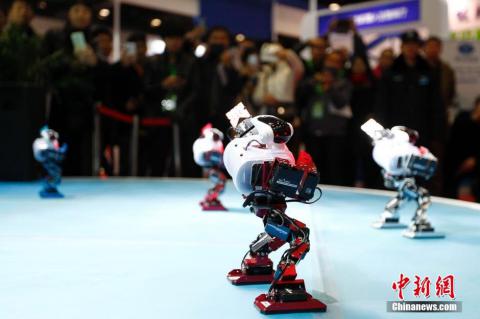 Пекинское чудо техники. Роботы-альпинисты, футболисты и уборщики (ВИДЕО)