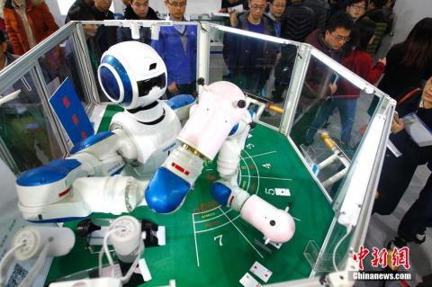 Пекинское чудо техники. Роботы-альпинисты, футболисты и уборщики (ВИДЕО)